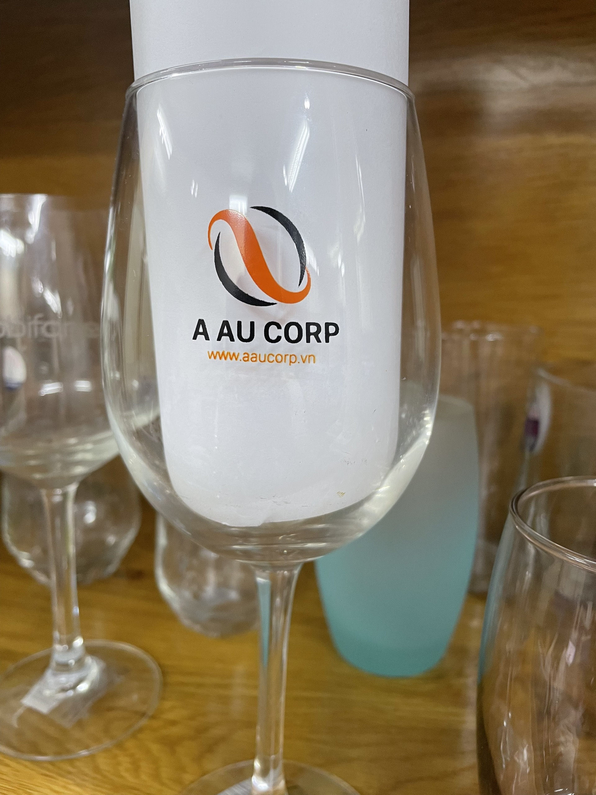 In logo lên thuỷ tinh