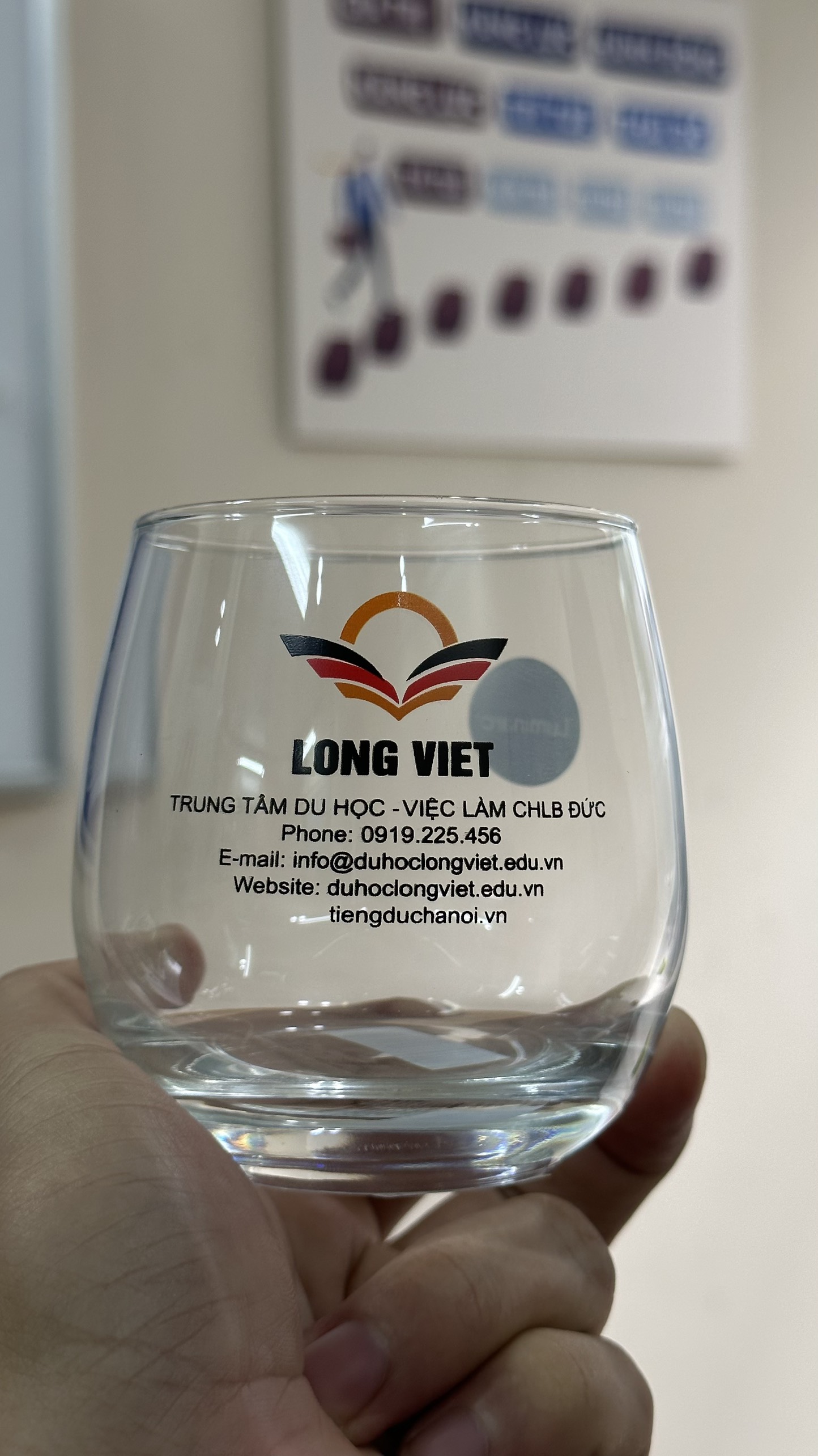 In logo lên thuỷ tinh