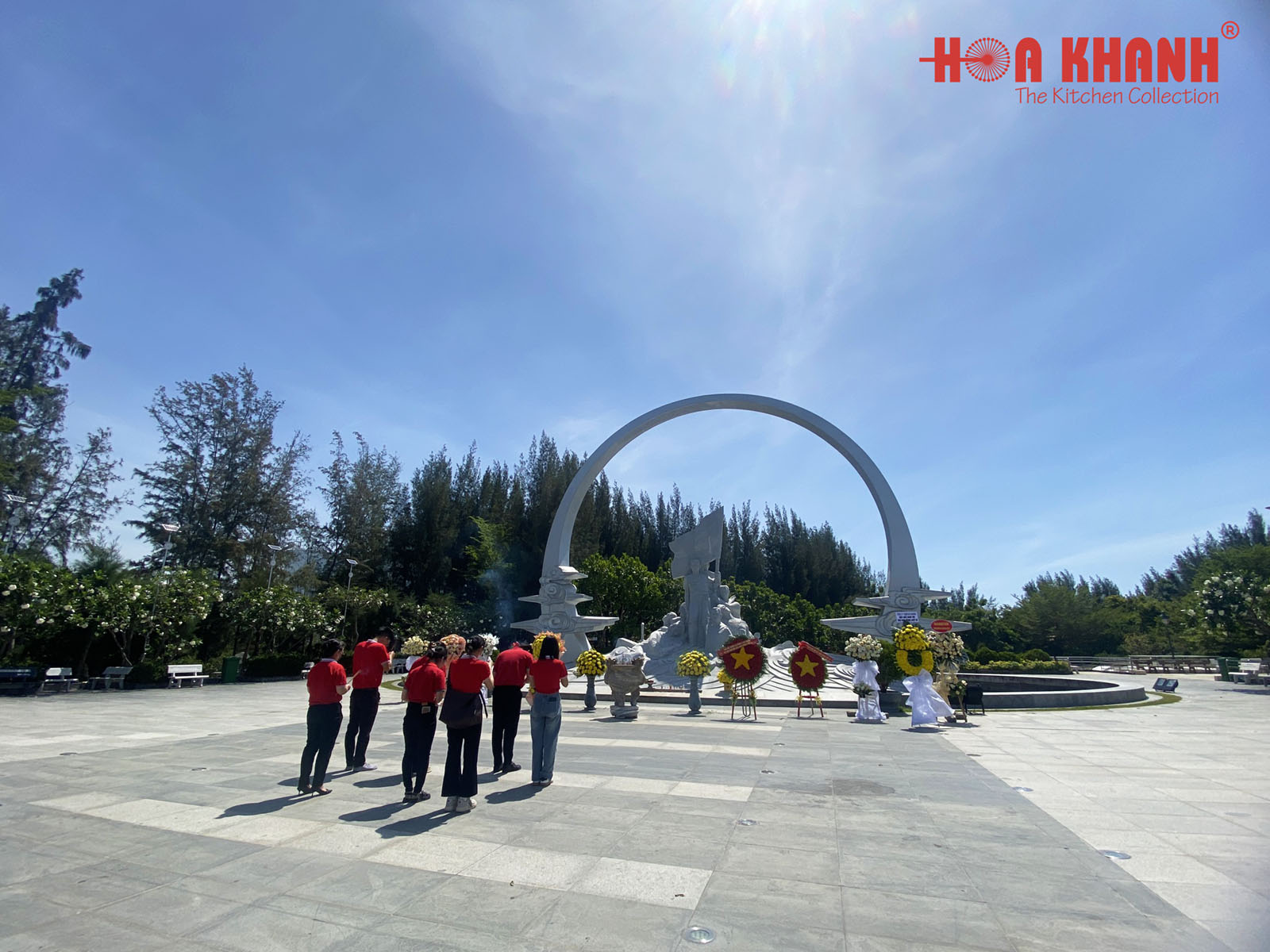 Dâng hương tại Gạc Ma